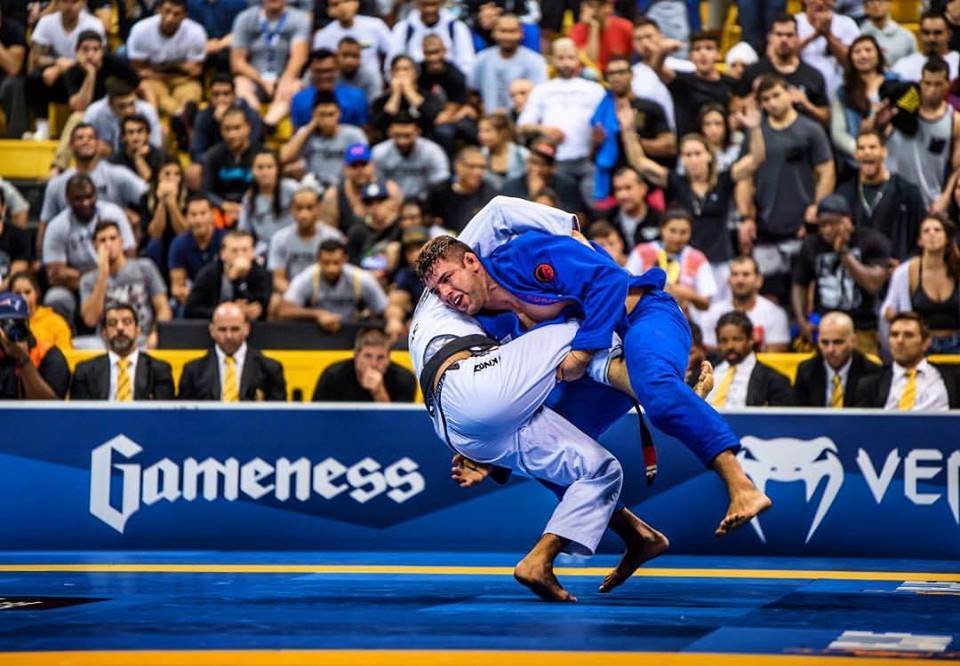 Compétiteurs de jiu-jitsu brésilien en kimono