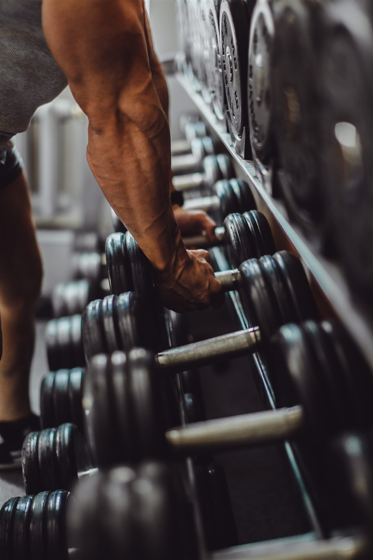 Espace de fitness et haltères