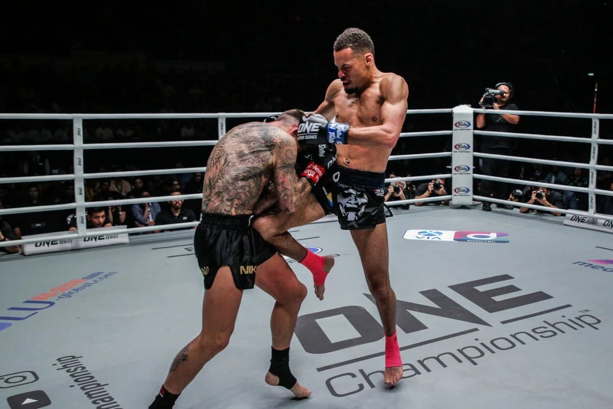 Athlètes en combat de kickboxing